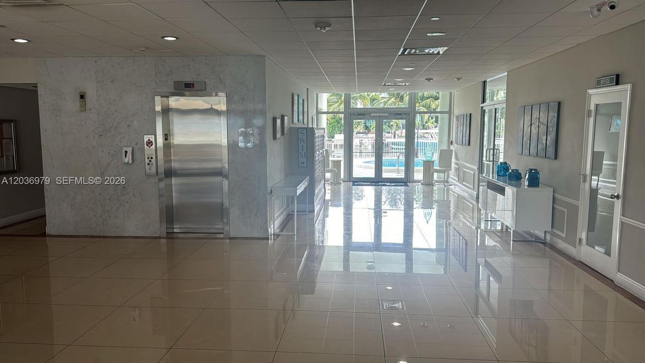 For Rent: $3,400 (1 beds, 1 baths, 975 Square Feet)