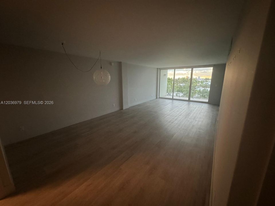 For Rent: $3,400 (1 beds, 1 baths, 975 Square Feet)