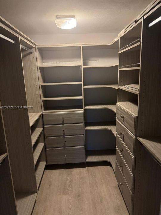 For Rent: $3,400 (1 beds, 1 baths, 975 Square Feet)