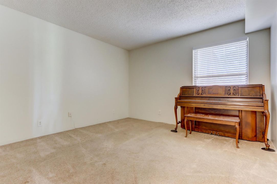 2ND BEDROOM (FRESH CLEANED CARPETING)