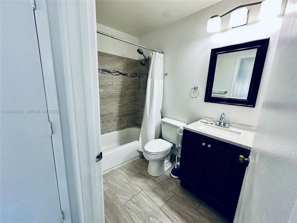 For Rent: $2,400 (2 beds, 2 baths, 924 Square Feet)