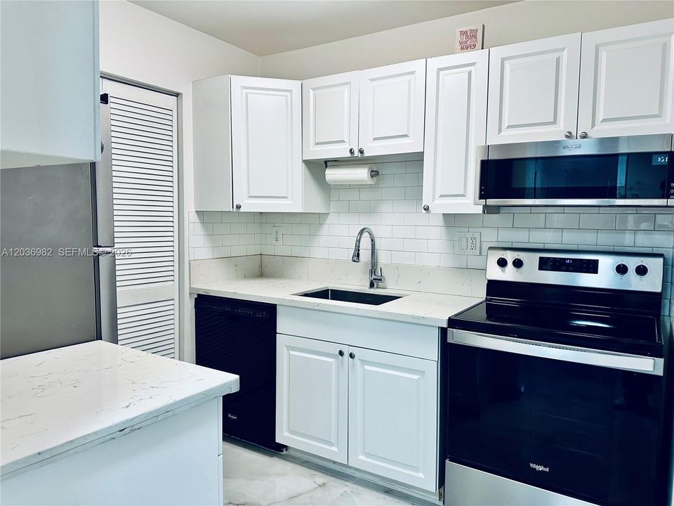 For Rent: $2,400 (2 beds, 2 baths, 924 Square Feet)