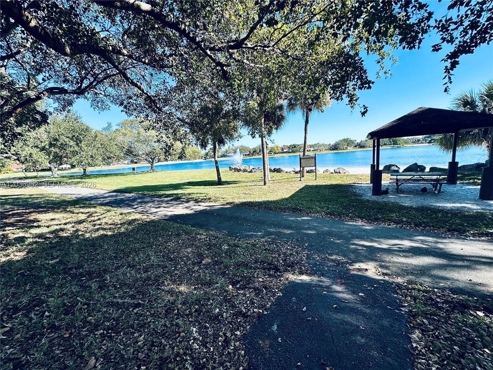 For Rent: $2,400 (2 beds, 2 baths, 924 Square Feet)
