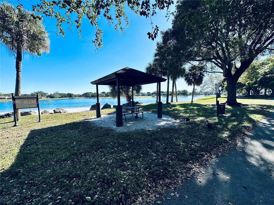 For Rent: $2,400 (2 beds, 2 baths, 924 Square Feet)