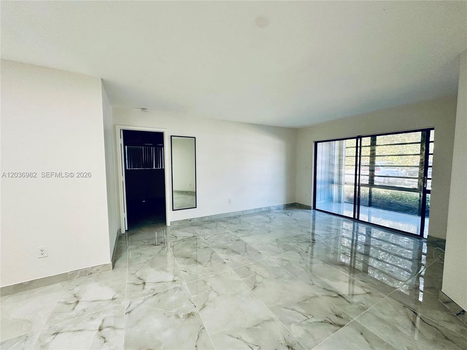 For Rent: $2,400 (2 beds, 2 baths, 924 Square Feet)