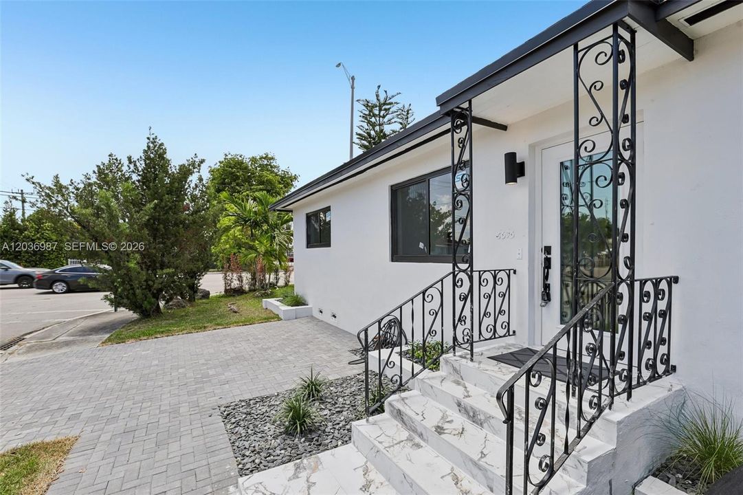 В аренду: $4,000 (2 спален, 1 ванн, 884 Квадратных фут)