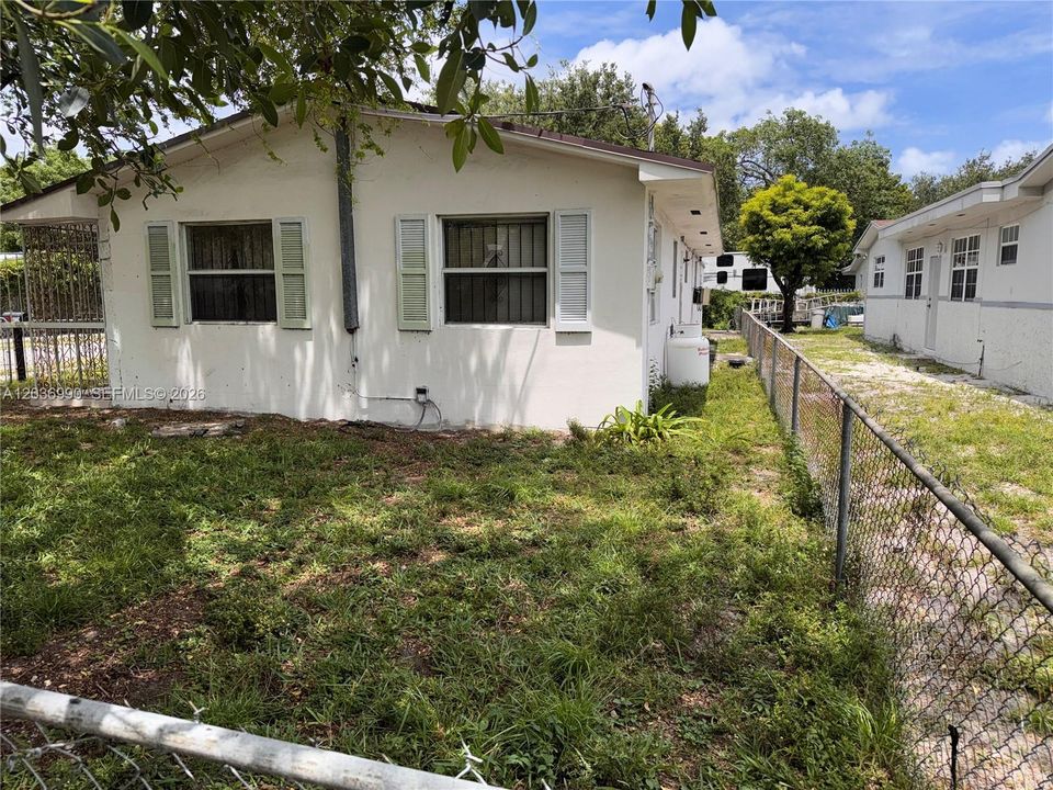 For Sale: $465,000 (3 beds, 2 baths, 1196 Square Feet)