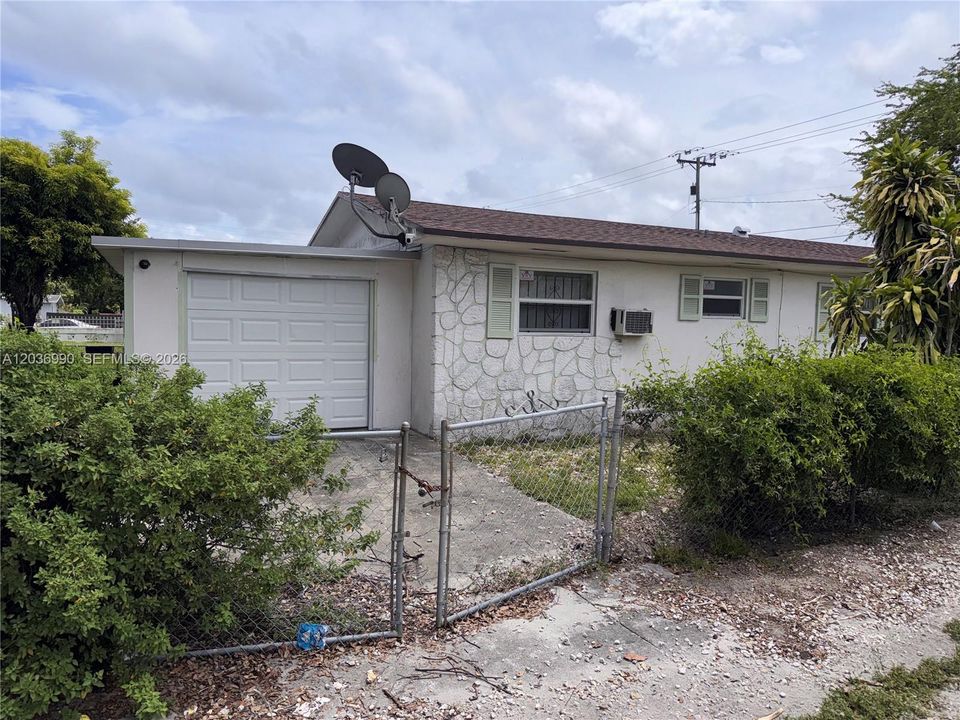 For Sale: $465,000 (3 beds, 2 baths, 1196 Square Feet)