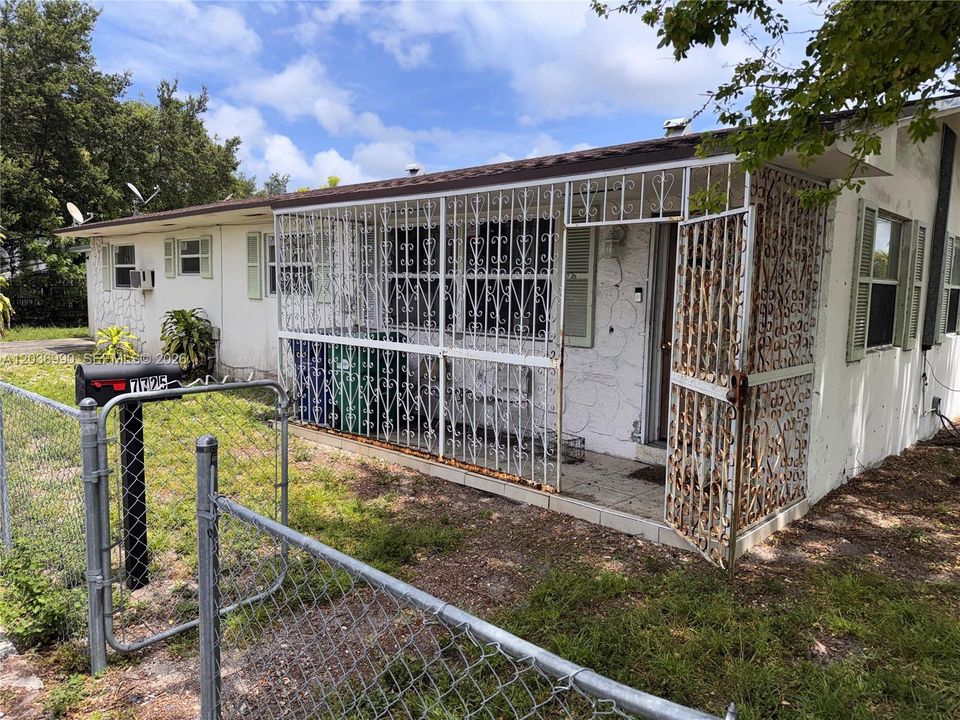 For Sale: $465,000 (3 beds, 2 baths, 1196 Square Feet)