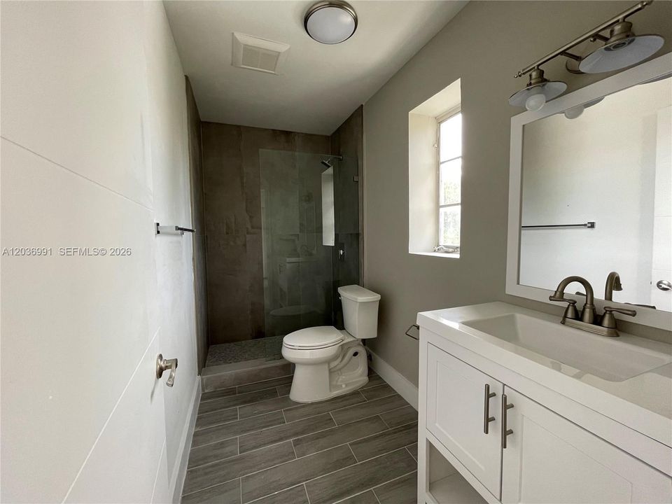 For Rent: $2,300 (2 beds, 1 baths, 3688 Square Feet)