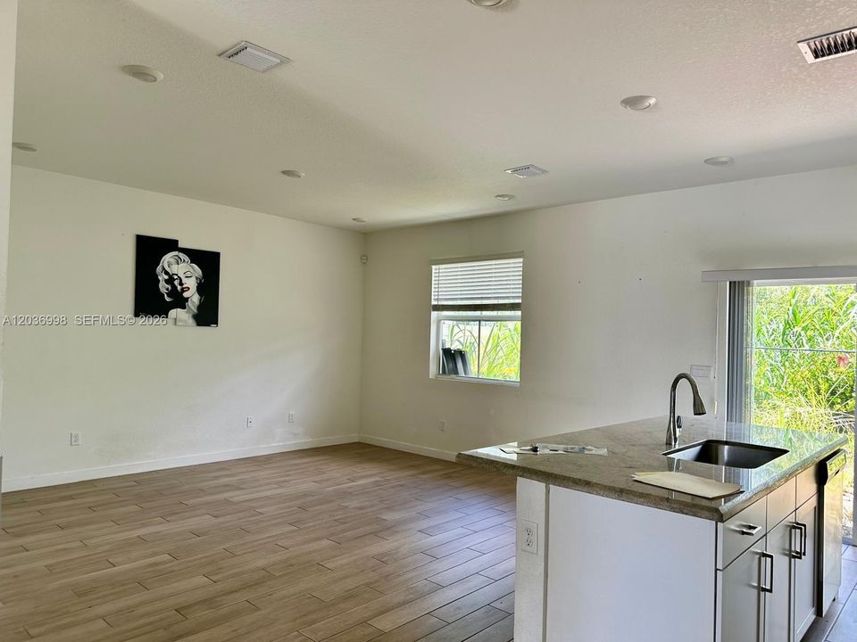 For Sale: $350,000 (3 beds, 2 baths, 1712 Square Feet)