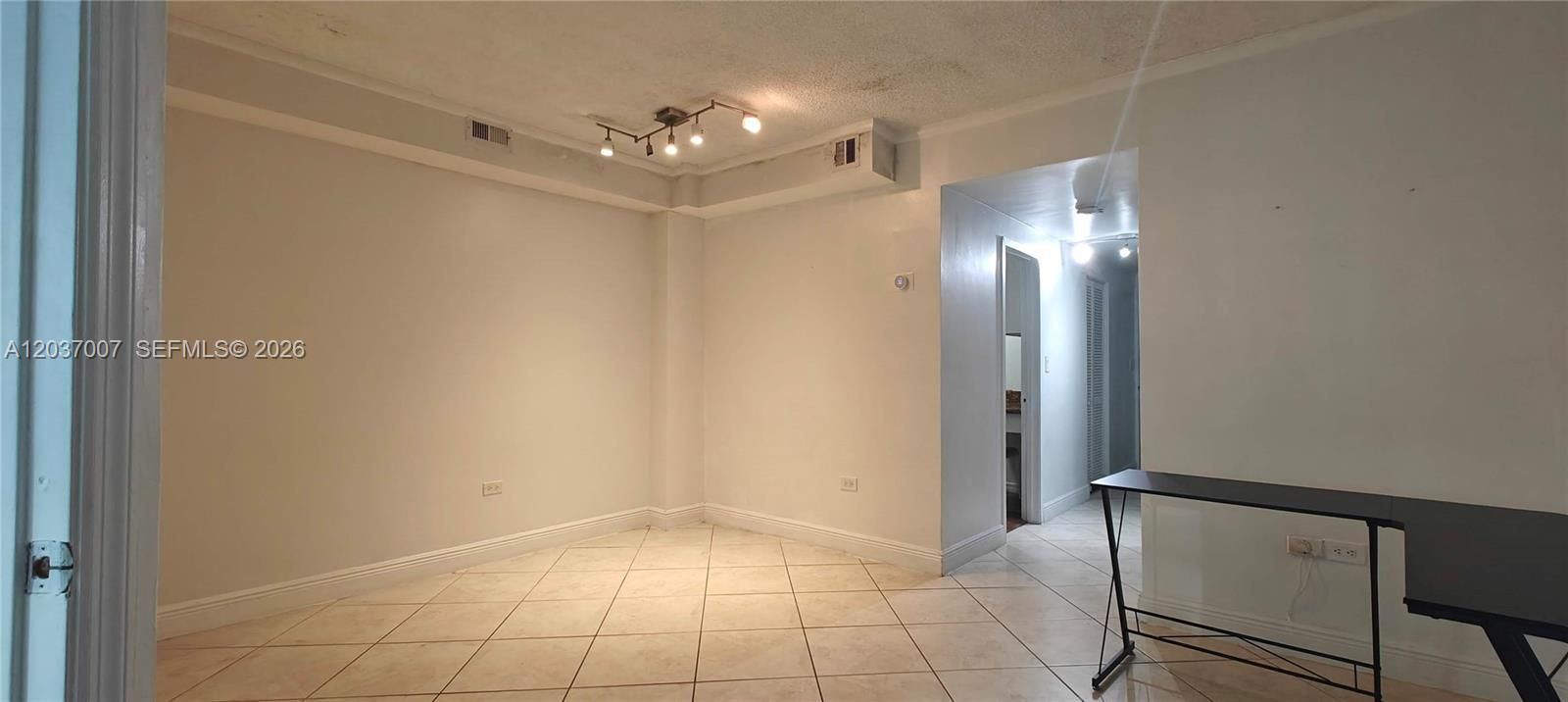 For Sale: $295,000 (1 beds, 1 baths, 580 Square Feet)