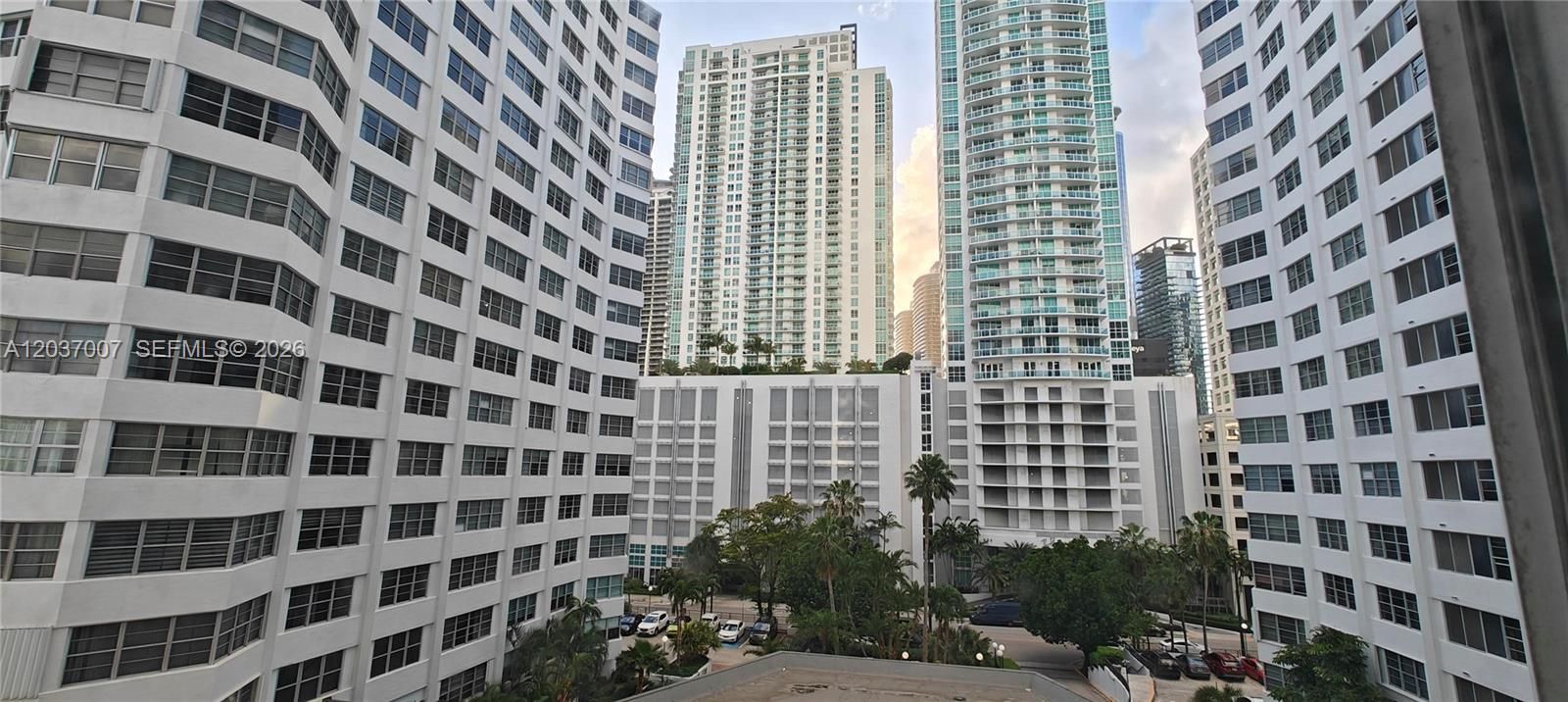 For Sale: $295,000 (1 beds, 1 baths, 580 Square Feet)