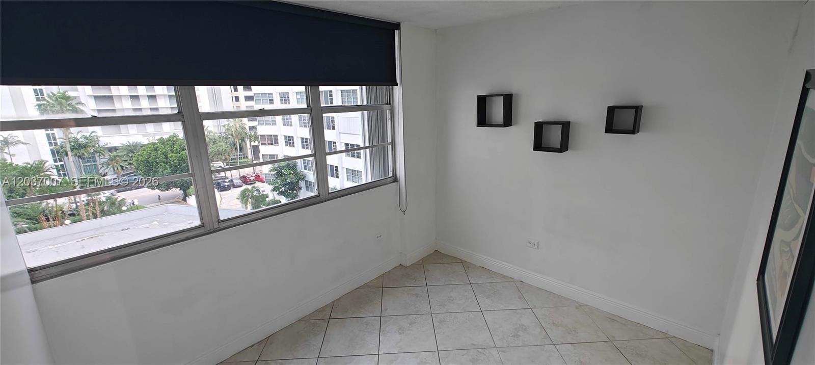 For Sale: $295,000 (1 beds, 1 baths, 580 Square Feet)