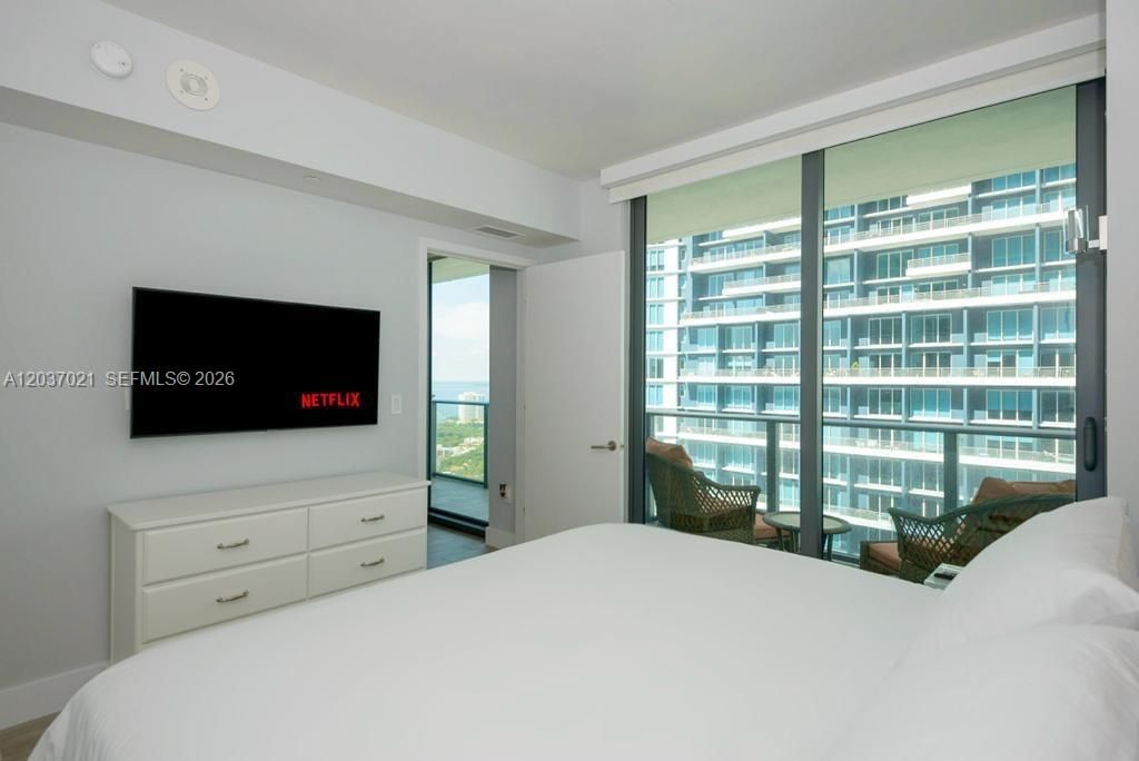 For Sale: $544,900 (1 beds, 1 baths, 649 Square Feet)