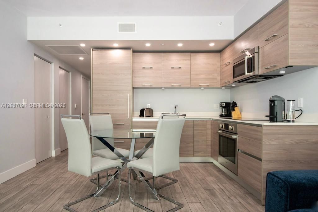For Sale: $544,900 (1 beds, 1 baths, 649 Square Feet)