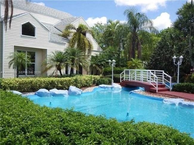 For Sale: $175,000 (1 beds, 1 baths, 802 Square Feet)