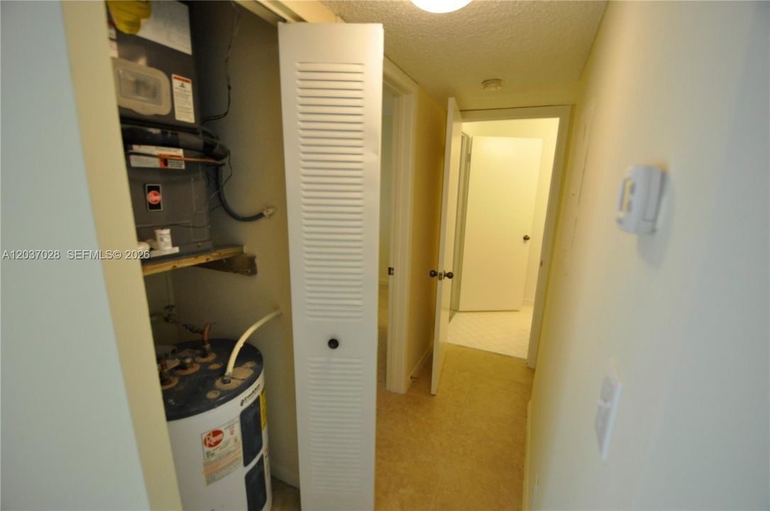 For Sale: $175,000 (1 beds, 1 baths, 802 Square Feet)
