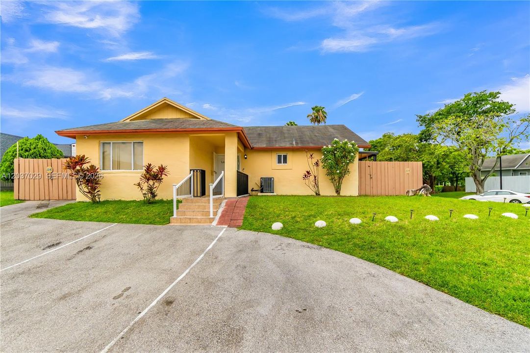 For Sale: $499,900 (3 beds, 2 baths, 1191 Square Feet)