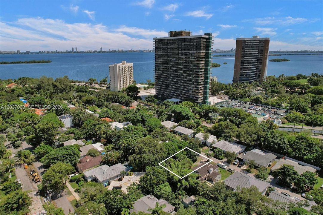 En Venta: $799,000 (5,400.00 acres)