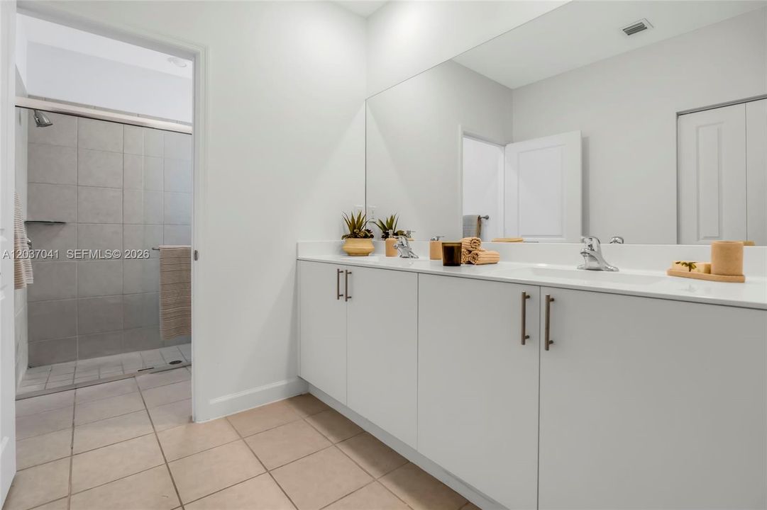 En Venta: $850,000 (5 camas, 4 baños, 2838 Pies cuadrados)