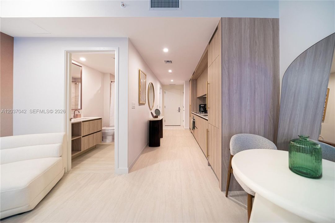 For Rent: $5,000 (0 beds, 1 baths, 542 Square Feet)