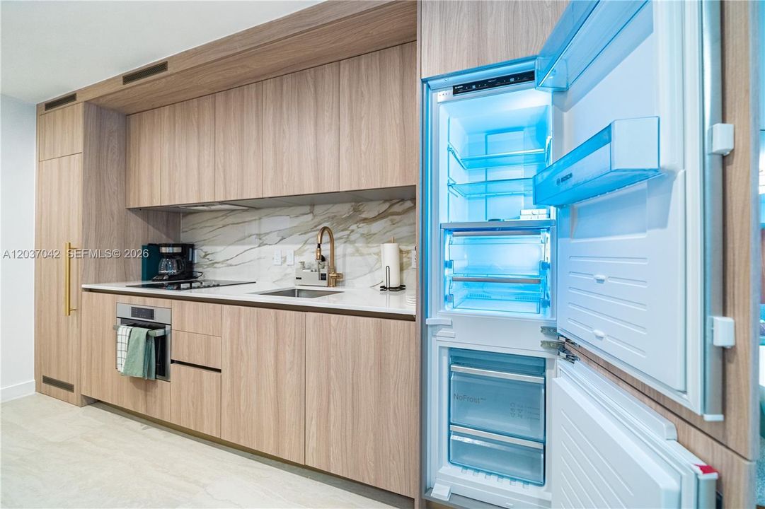 For Rent: $5,000 (0 beds, 1 baths, 542 Square Feet)