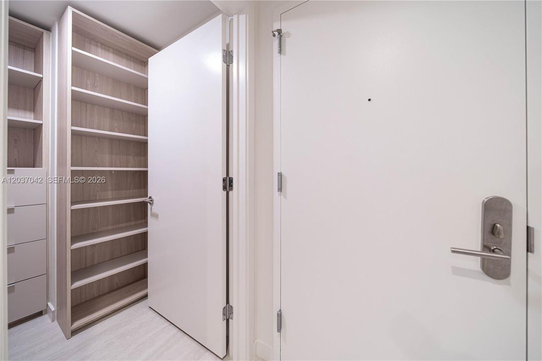 For Rent: $5,000 (0 beds, 1 baths, 542 Square Feet)