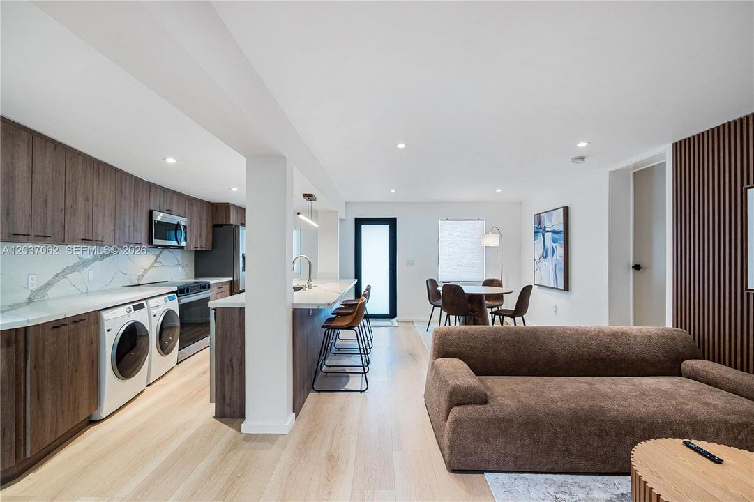 For Rent: $3,500 (2 beds, 1 baths, 900 Square Feet)