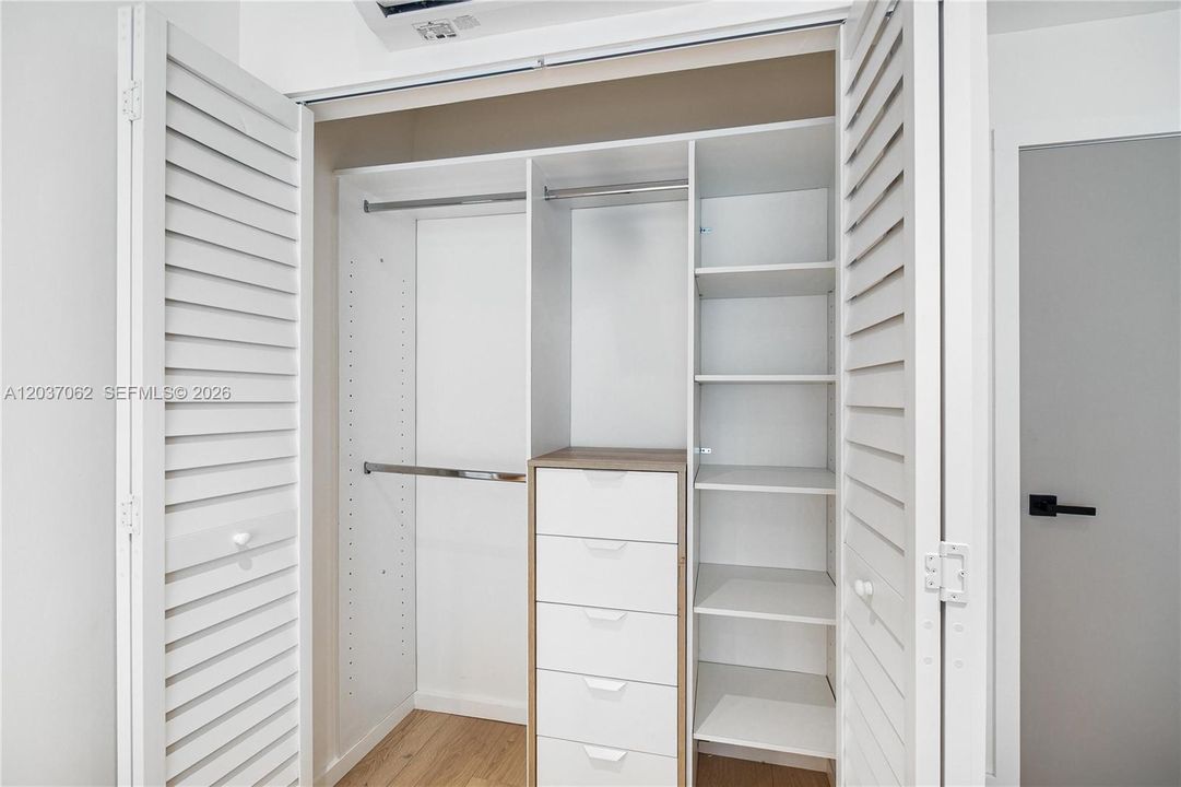 For Rent: $3,500 (2 beds, 1 baths, 900 Square Feet)