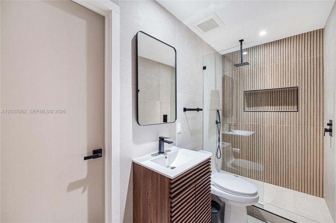 For Rent: $3,500 (2 beds, 1 baths, 900 Square Feet)