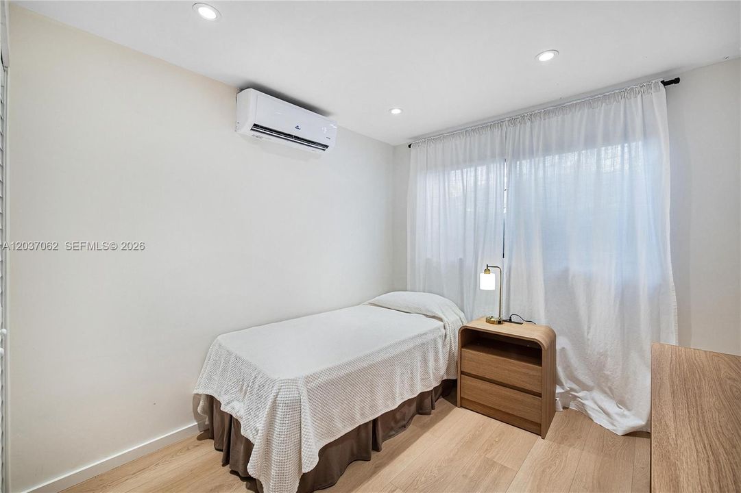 For Rent: $3,500 (2 beds, 1 baths, 900 Square Feet)
