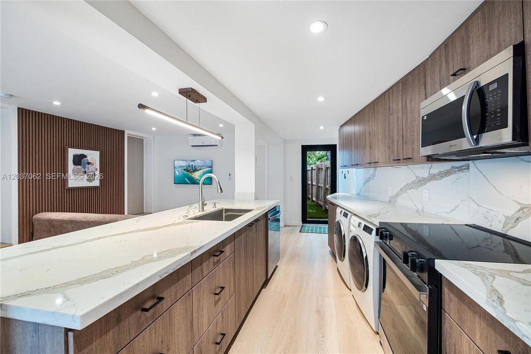 For Rent: $3,500 (2 beds, 1 baths, 900 Square Feet)