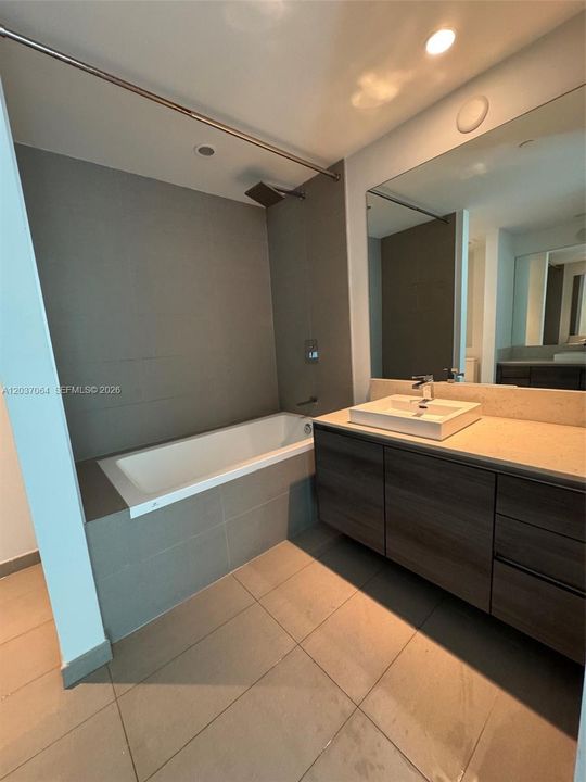 For Rent: $4,250 (1 beds, 1 baths, 1080 Square Feet)