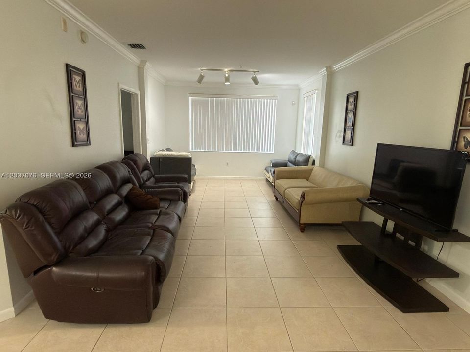 For Rent: $2,550 (2 beds, 2 baths, 1118 Square Feet)