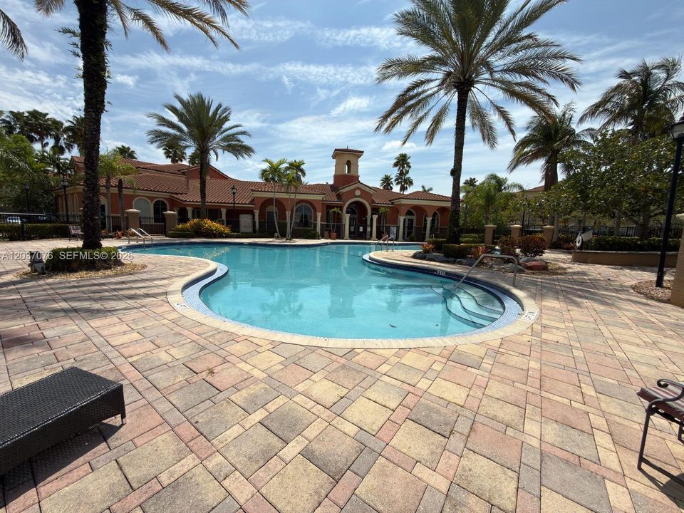 For Rent: $2,550 (2 beds, 2 baths, 1118 Square Feet)