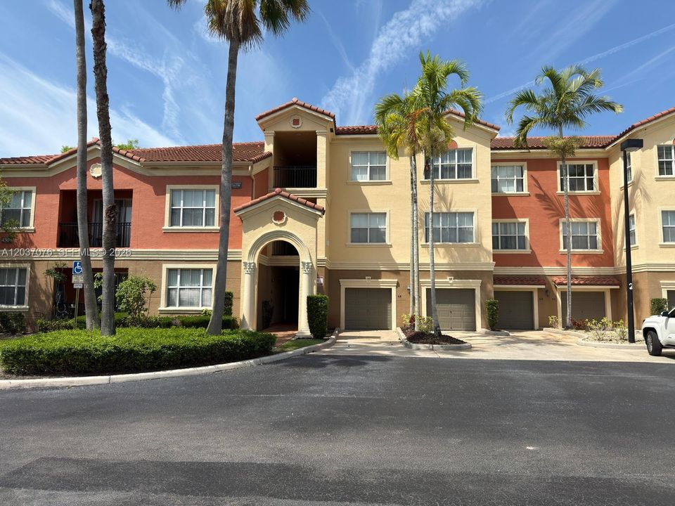 For Rent: $2,550 (2 beds, 2 baths, 1118 Square Feet)