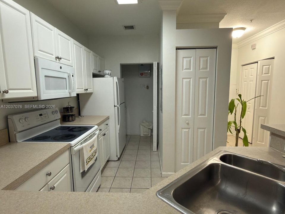 For Rent: $2,550 (2 beds, 2 baths, 1118 Square Feet)
