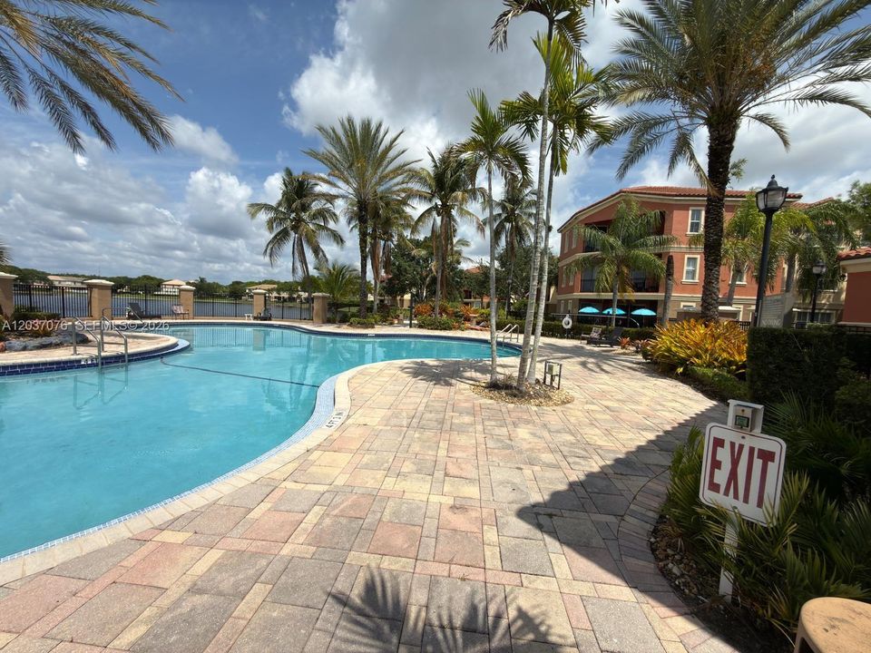 For Rent: $2,550 (2 beds, 2 baths, 1118 Square Feet)