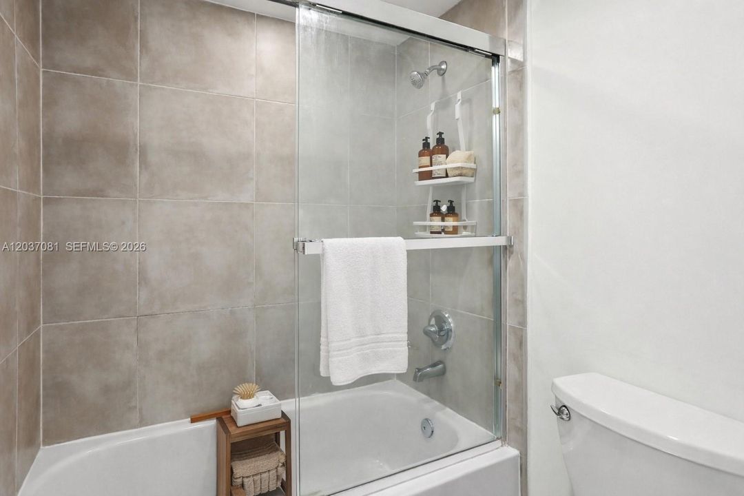 For Rent: $3,200 (2 beds, 2 baths, 990 Square Feet)