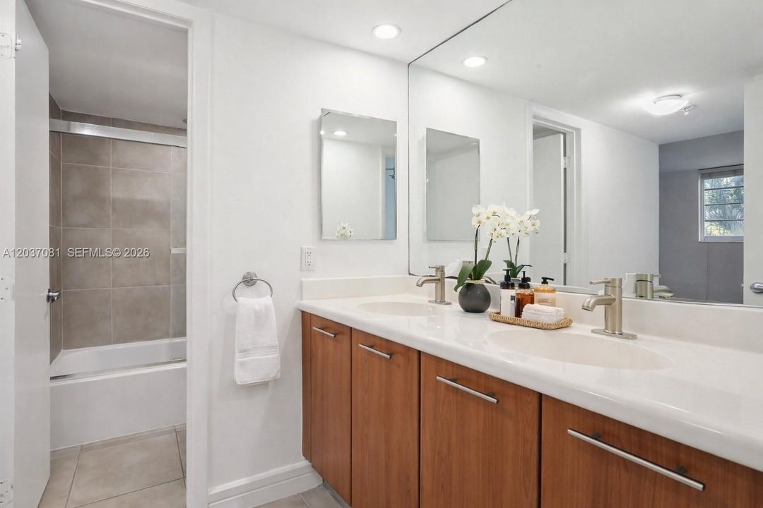For Rent: $3,200 (2 beds, 2 baths, 990 Square Feet)