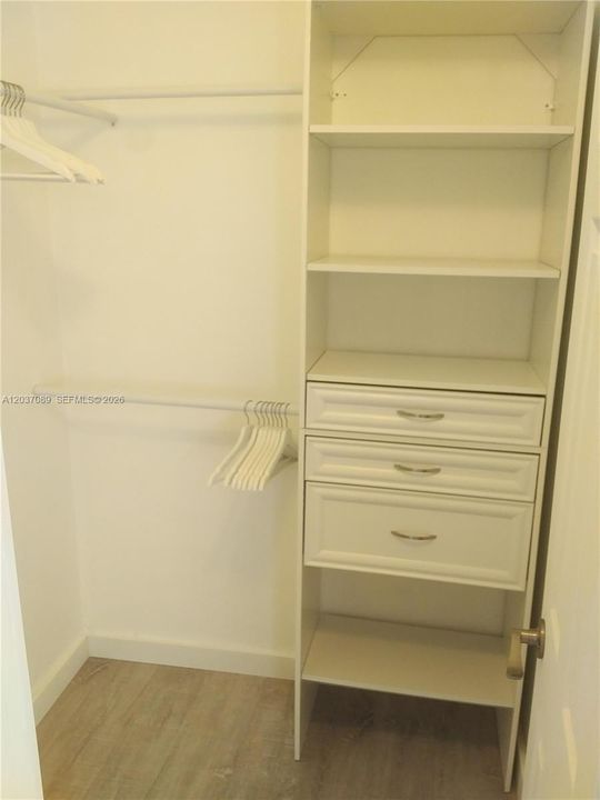For Rent: $1,900 (1 beds, 1 baths, 450 Square Feet)