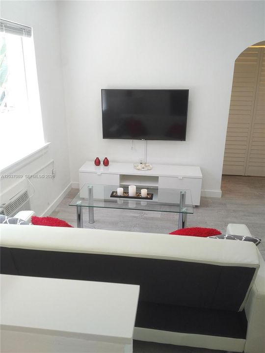 For Rent: $1,900 (1 beds, 1 baths, 450 Square Feet)