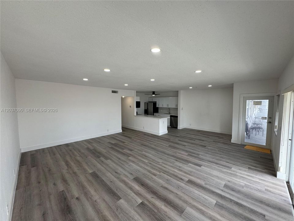 For Sale: $255,000 (2 beds, 2 baths, 1100 Square Feet)