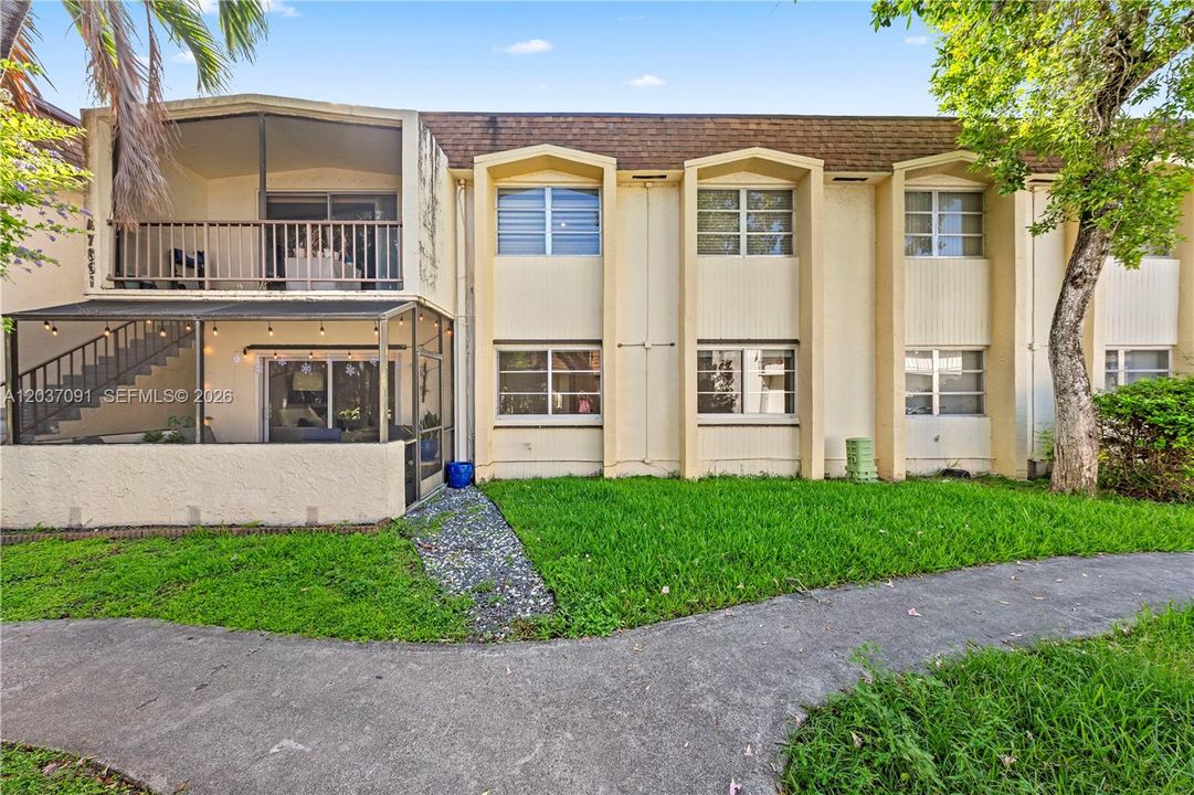For Sale: $245,000 (2 beds, 2 baths, 1000 Square Feet)