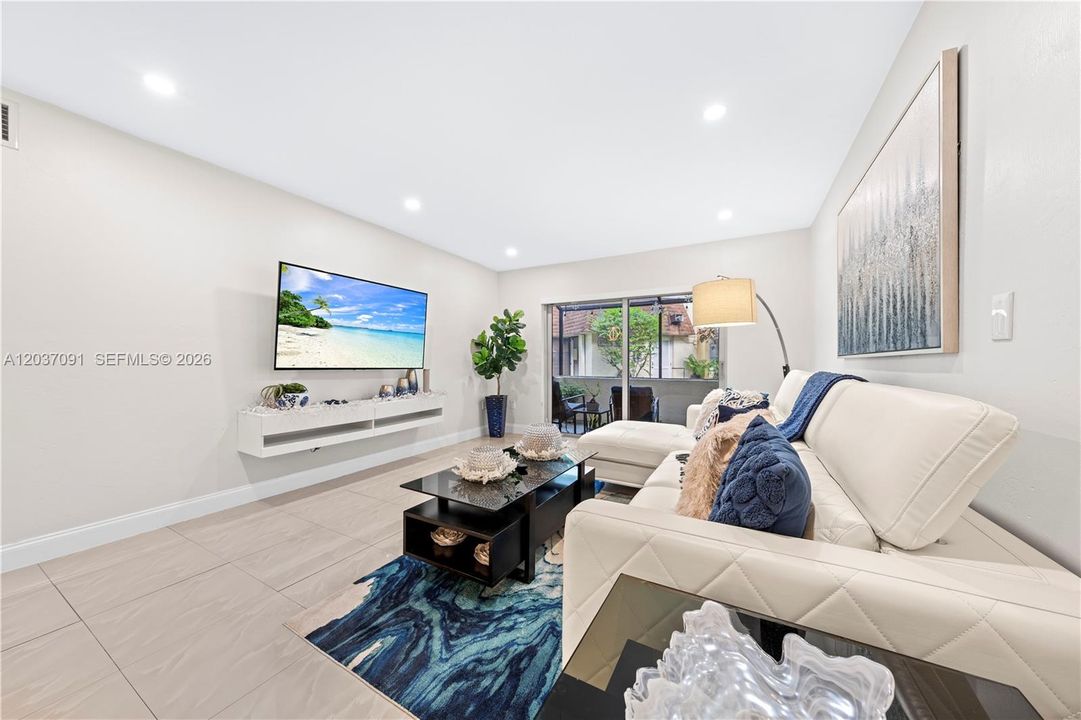 For Sale: $245,000 (2 beds, 2 baths, 1000 Square Feet)