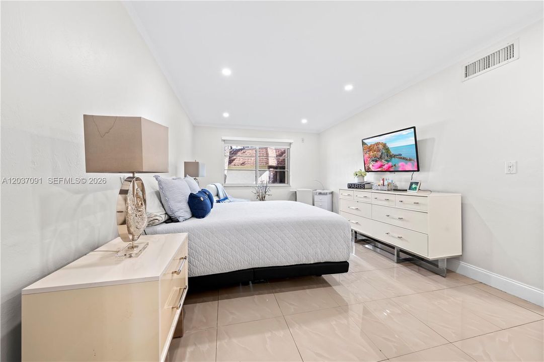 For Sale: $245,000 (2 beds, 2 baths, 1000 Square Feet)