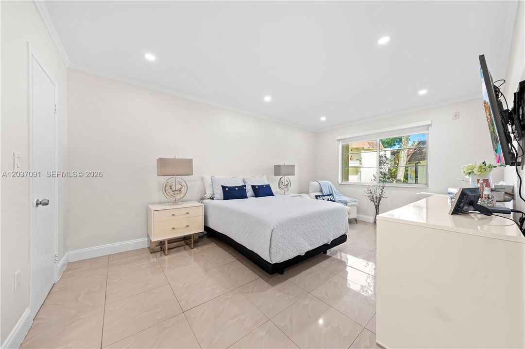 For Sale: $245,000 (2 beds, 2 baths, 1000 Square Feet)