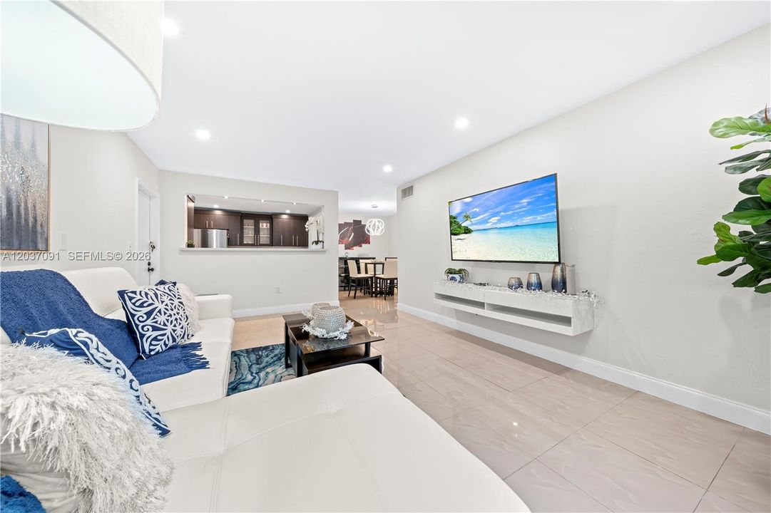 For Sale: $245,000 (2 beds, 2 baths, 1000 Square Feet)