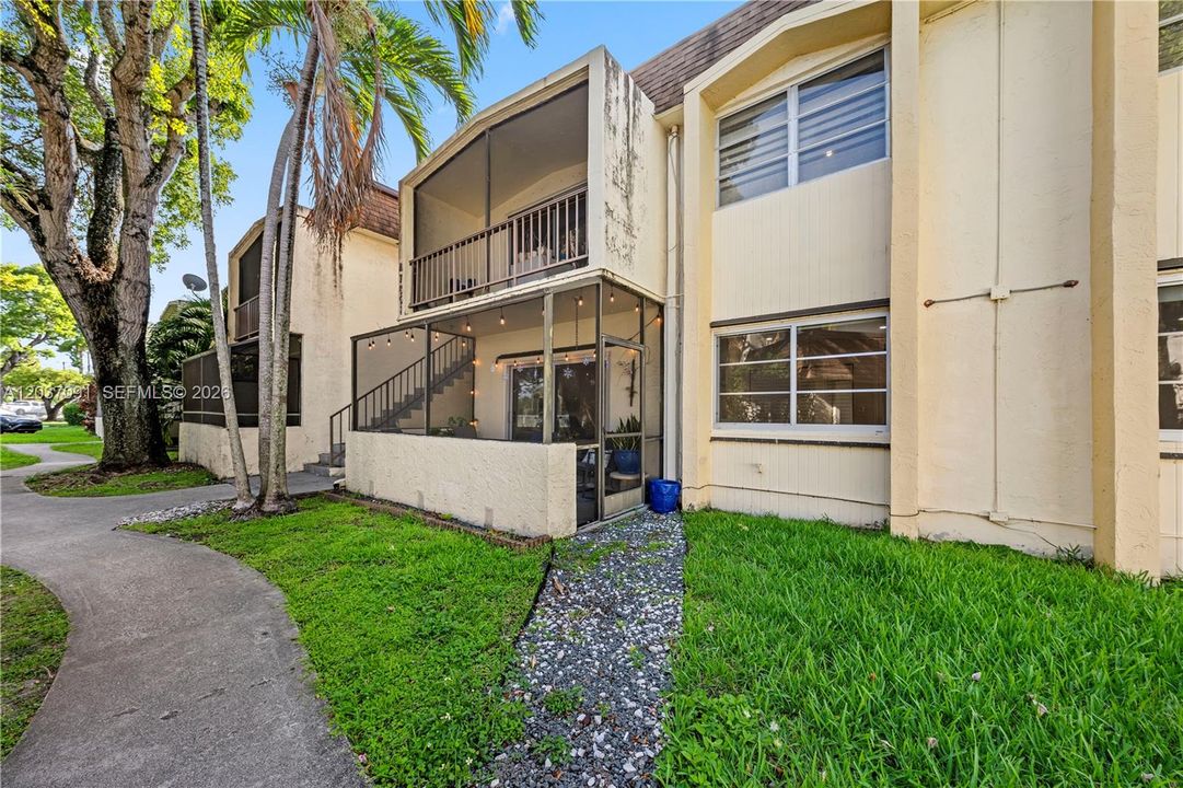 For Sale: $245,000 (2 beds, 2 baths, 1000 Square Feet)